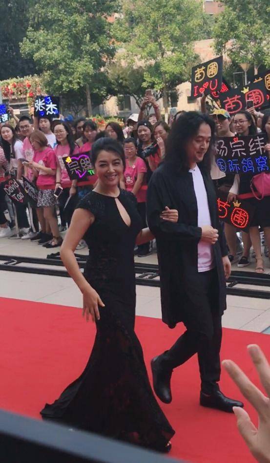 黑色|江珊不愧是风华绝代的美人,一袭黑色裹身长裙优雅高级,稳重大气