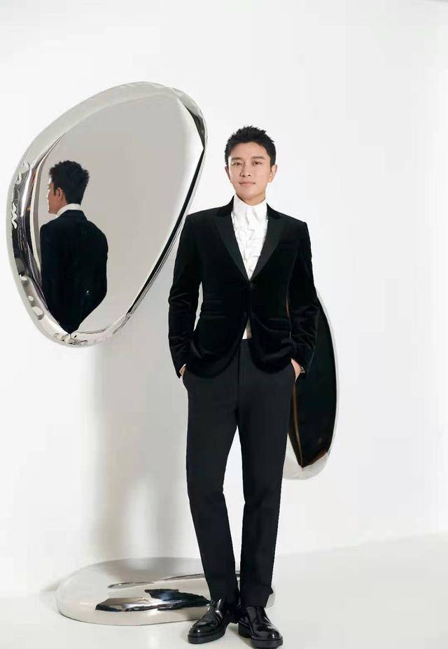 黑色|35岁贾乃亮知性了，全黑look配马丁靴现身机场，看得出他的笑很浅