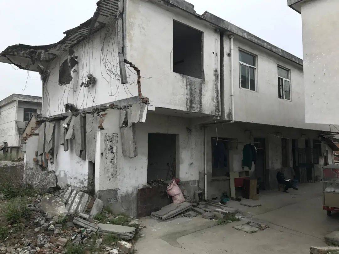 海地7.3级地震已致1297人死亡,哪些房屋建筑需要进行抗震加固?