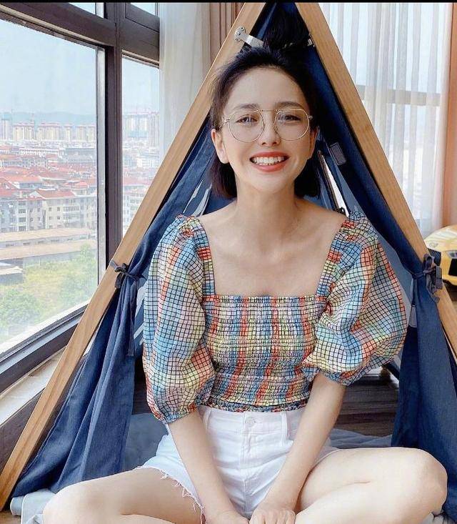 条纹|包臀裙过时了，佟丽娅将百褶裙带火了，搭配条纹上衣很好看