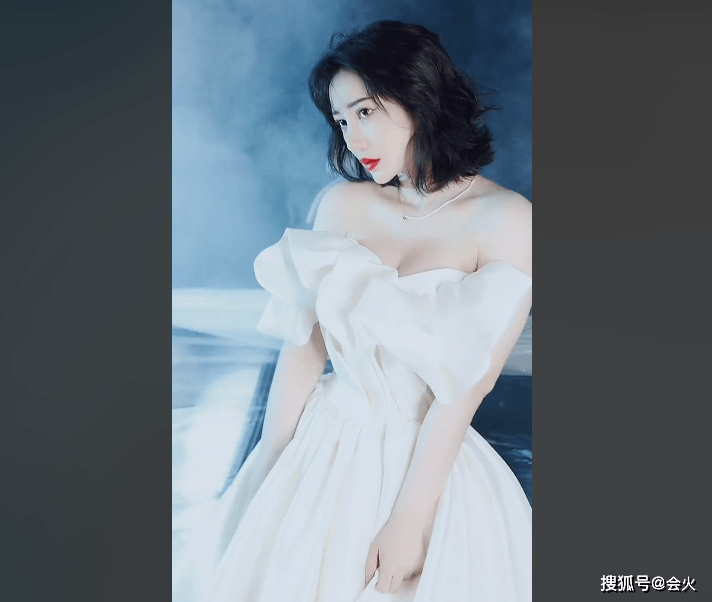 名牌|40岁柳岩近照曝光，穿亮片印花裹臀裙肩带极细，手上名牌包包抢镜