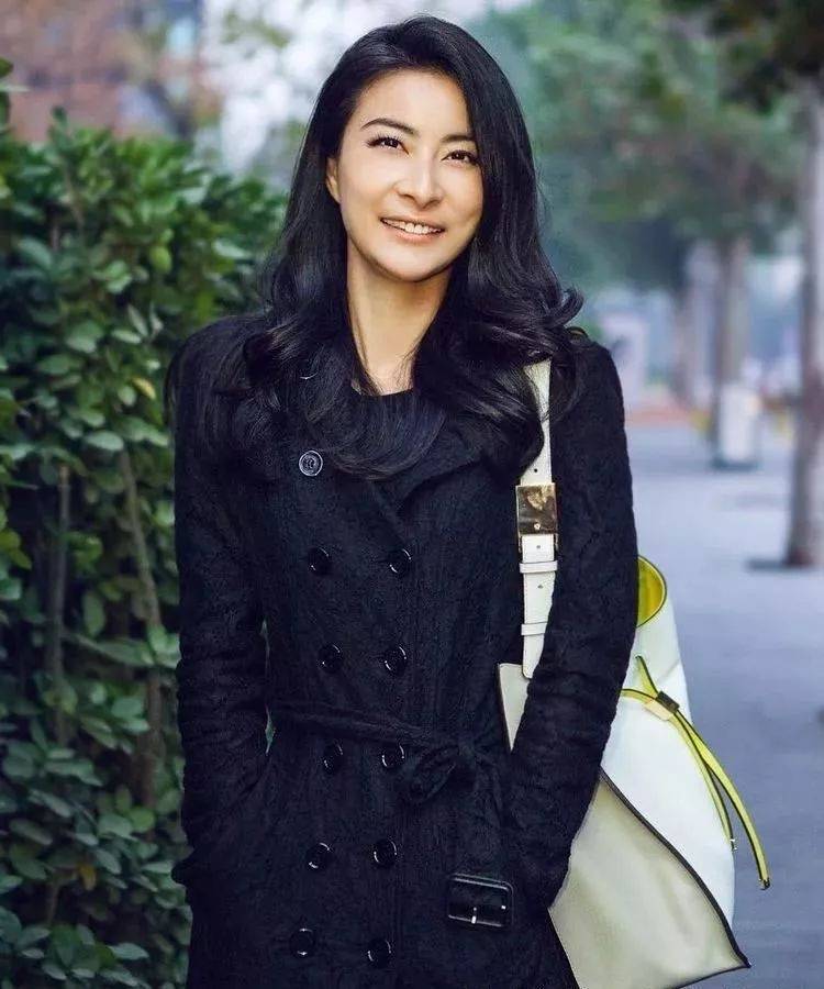 郭晶晶|郭晶晶认真打扮真惊艳,穿一身白裙优雅高级,骨子里有了贵妇气质