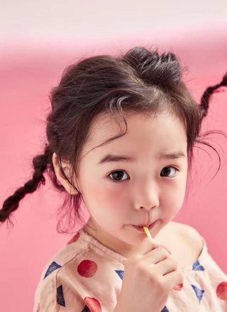 大腿|高云翔都回来了,女儿小酒窝“翻脸”不认爸!抱着董璇大腿不撒手