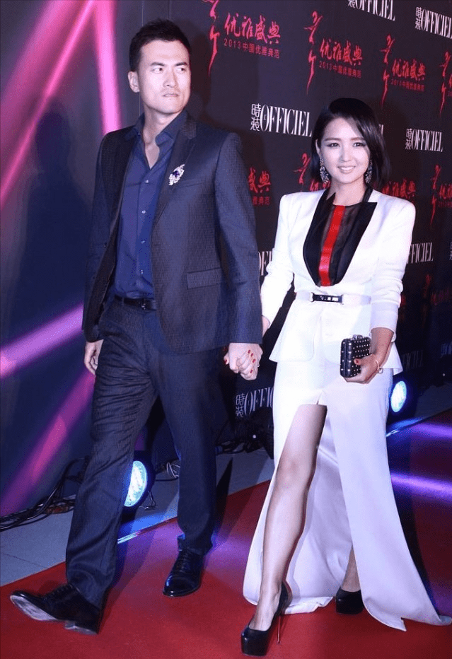 真空|何洁挺有自信的，“真空”穿短西装，四六比例的身材和普通人一样