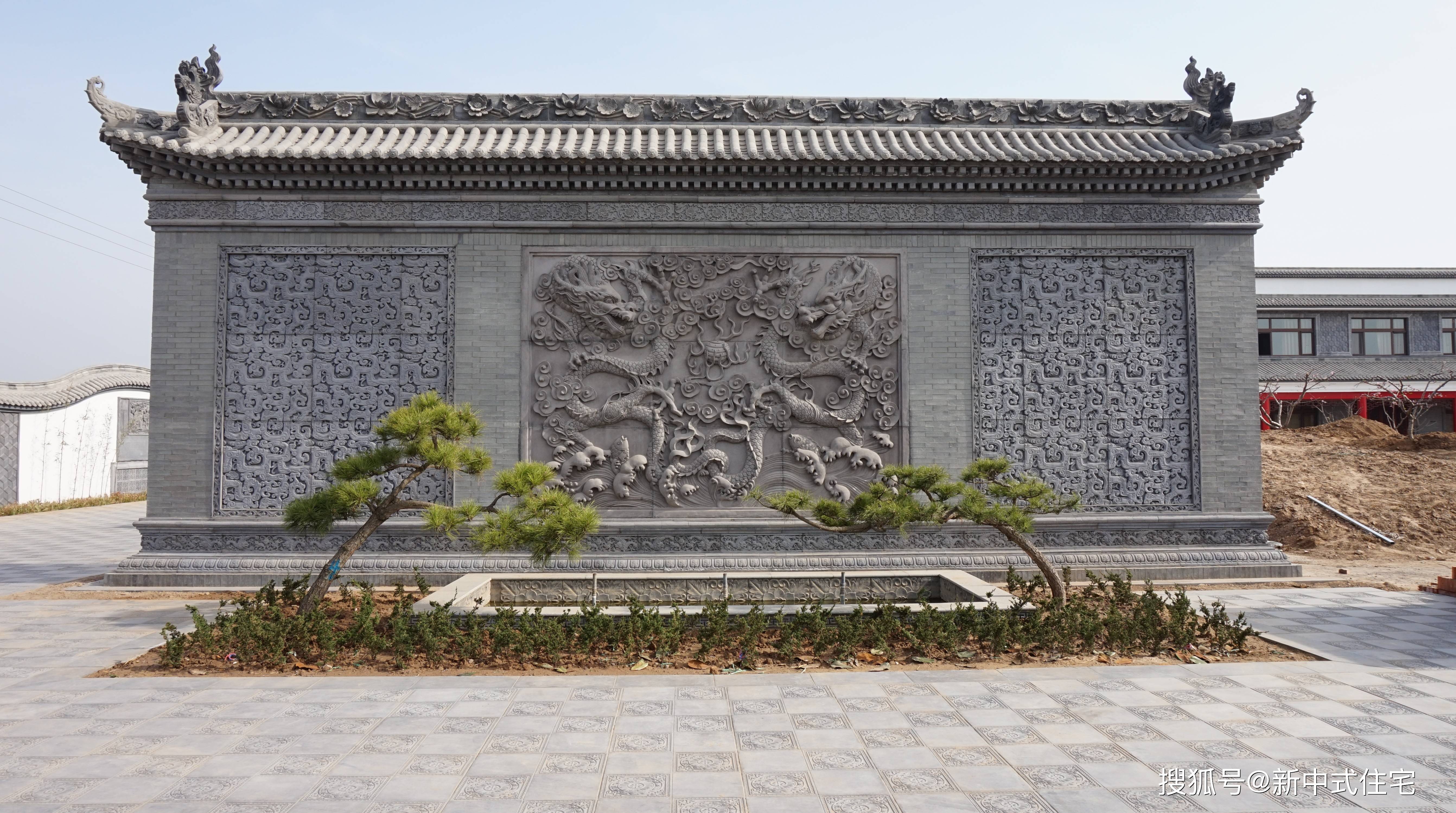 中式砖雕背景墙怎么选择好看看二龙戏珠搭配仿古青砖庄重沉稳