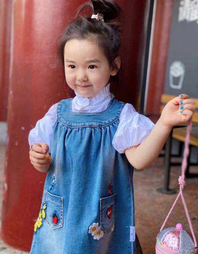 董璇|高云翔回来后，女儿小酒窝终于笑了，穿衣时髦连表情都丰富多彩