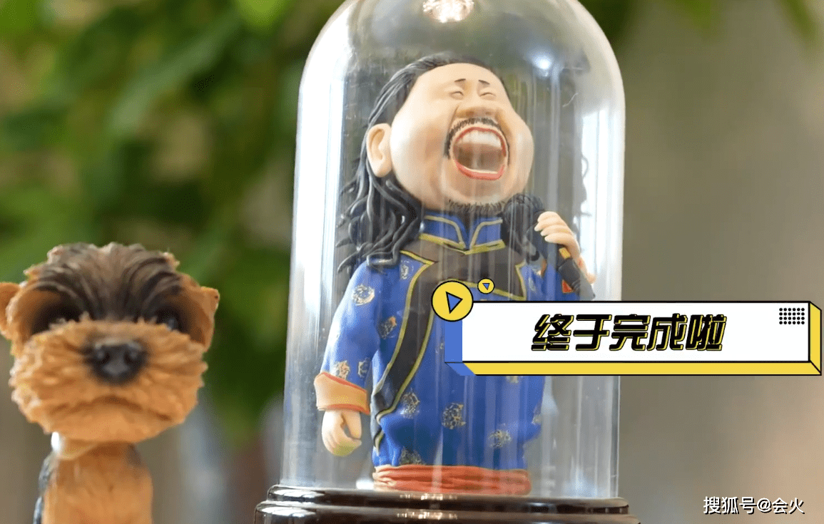 腾格尔|“歌王”腾格尔私宅内景曝光！客厅大树近3米，墙上苍蝇拍接地气