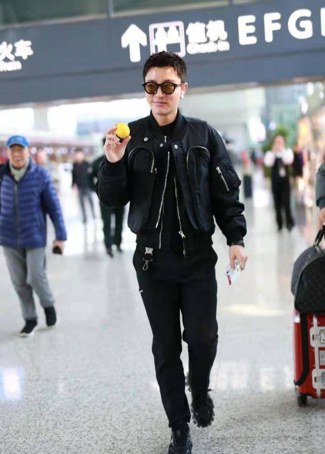 黑色|35岁贾乃亮知性了，全黑look配马丁靴现身机场，看得出他的笑很浅