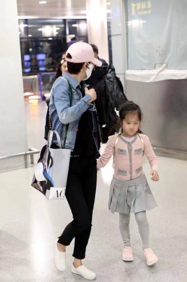 黑色|马伊琍走机场,穿羽绒服配“小樱桃”夏衣,皮肤白嫩露出久违笑容