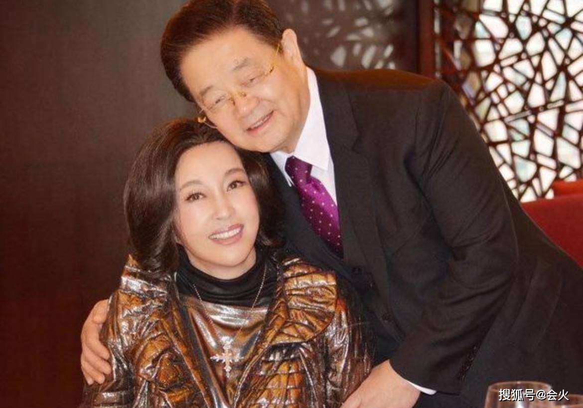 61岁刘晓庆惊艳澳洲 肌肤有光泽驻颜有术-国际在线