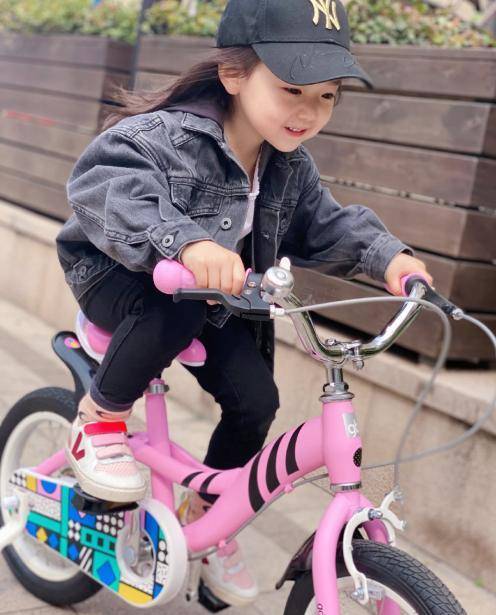 大腿|高云翔都回来了,女儿小酒窝“翻脸”不认爸!抱着董璇大腿不撒手