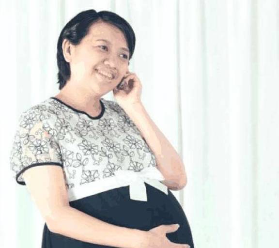 女士|43岁妈妈执意生二胎，大学女儿求母亲别生，在医院生产时母亲后悔