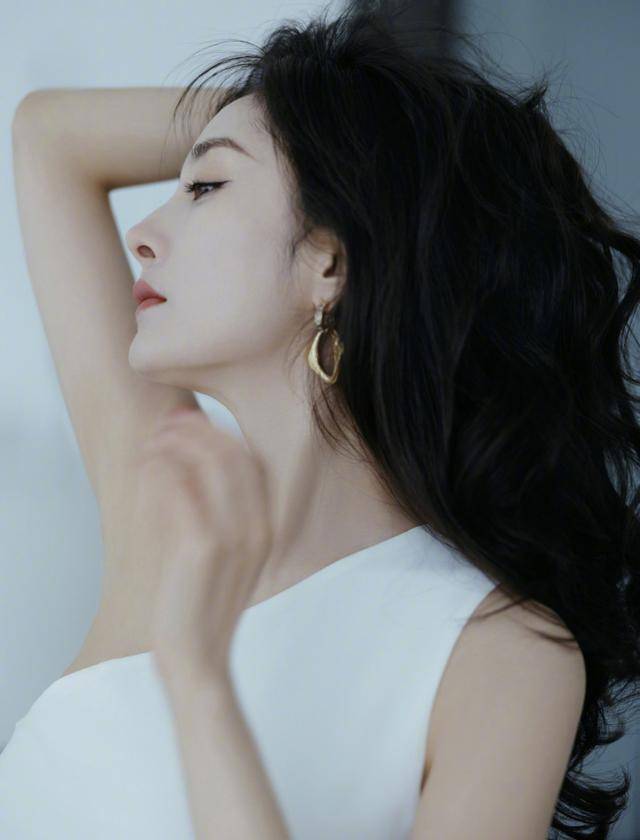 杨幂|又被杨幂惊艳到了，穿“断层”白裙露一截腰，还开高叉秀腿绝了