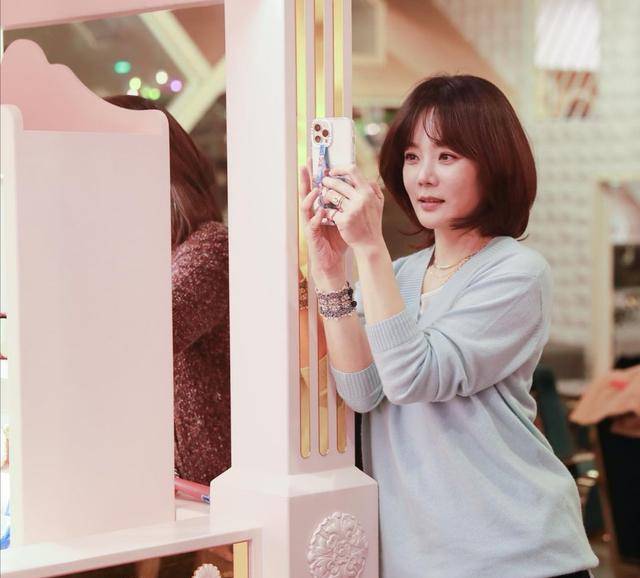 后首|41岁蔡琳单身后首晒母子照，跟儿子嬉戏，昔日辣妹穿衣变贤惠