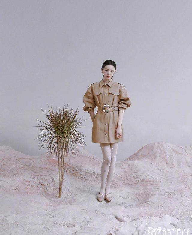 显得|周也《红秀》杂志大片曝光，演绎不同造型，是行走中的美女画报