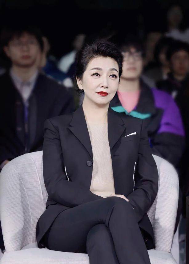 黑色|江珊不愧是风华绝代的美人,一袭黑色裹身长裙优雅高级,稳重大气