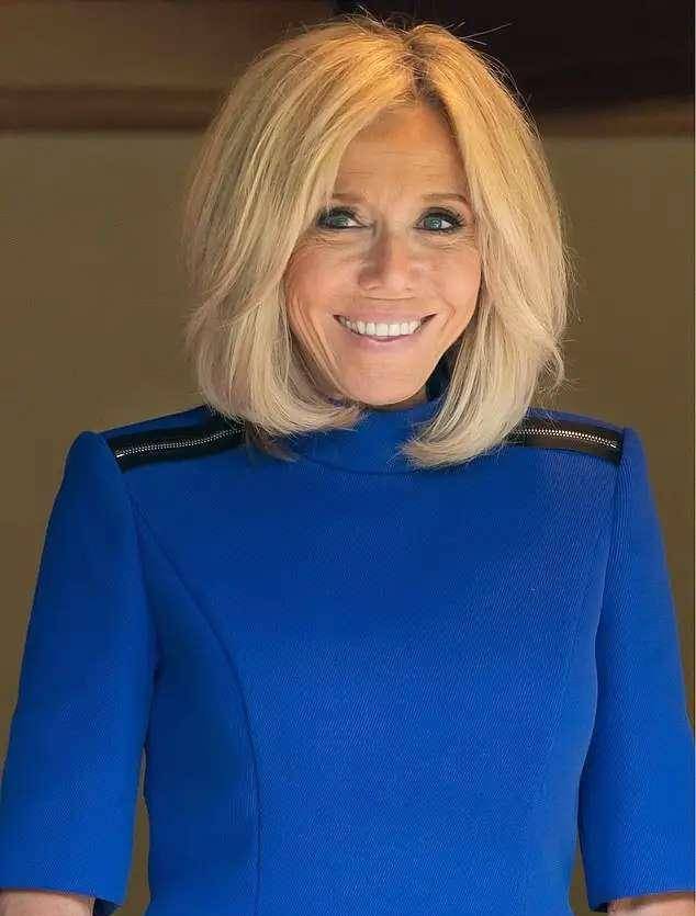 夫人|马克龙和继女同框,两人曾同班同学,大25岁老婆顶鸡窝头一脸开心