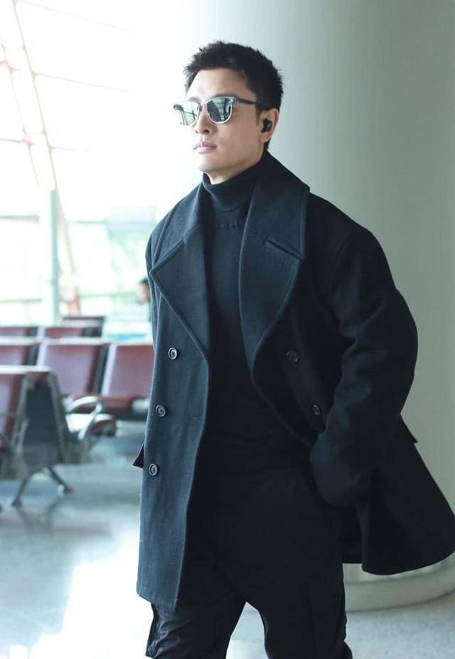 黑色|35岁贾乃亮知性了，全黑look配马丁靴现身机场，看得出他的笑很浅