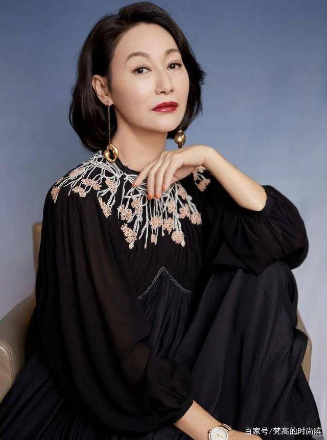 林青霞|林青霞近照曝光，一身休闲黑衣陪友人漫步！真不像66岁的老太太