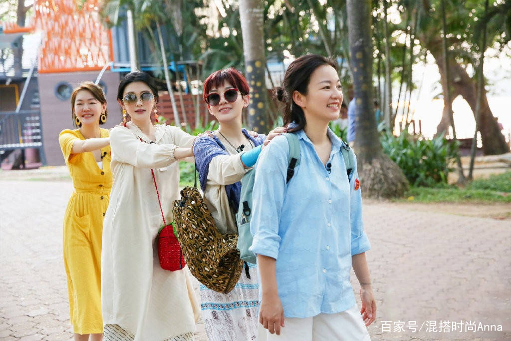 色彩|大S《我们是真正的朋友》中造型，草莓包少女耳环，把风头都抢了