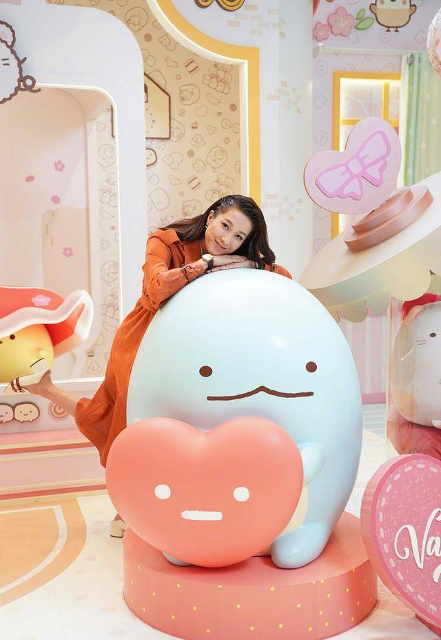 钟嘉欣|35岁钟嘉欣现身，穿风衣配长发，风衣“干半截湿半截”鞋子大一码