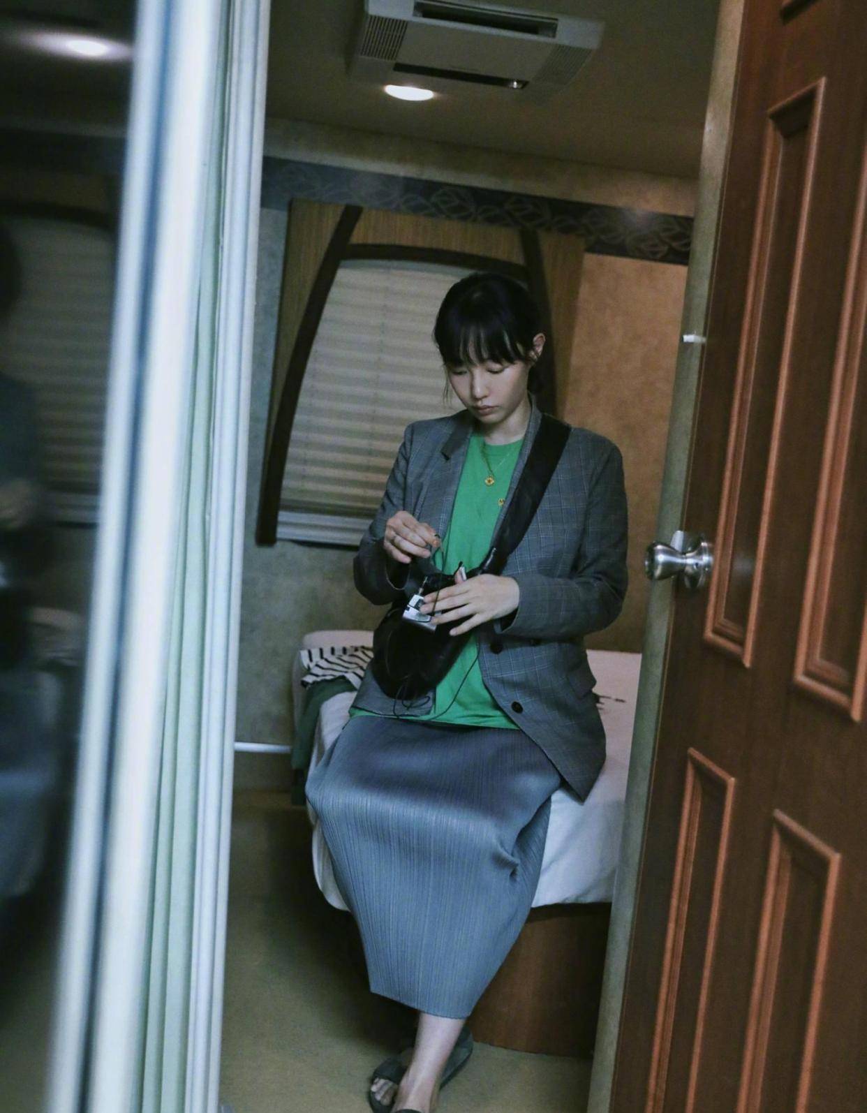 设计|36岁白百何豪气!自拍秀时髦却暴露豪宅一角,一面镜子要近7万