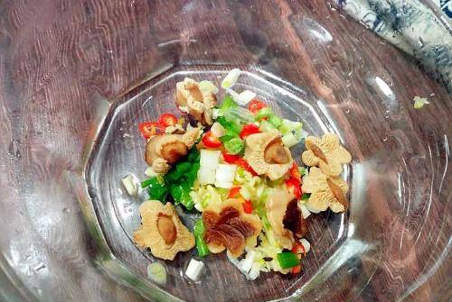 大蒜头|上班族的冬季早餐，一碗素食热汤面，5分钟搞定，暖身又暖胃