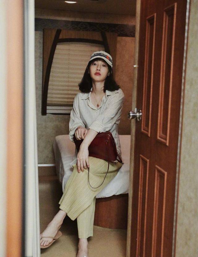 整体|白百何真厉害!穿“大妈衫”配褶皱裤,不仅不丑,反倒慵懒又高级