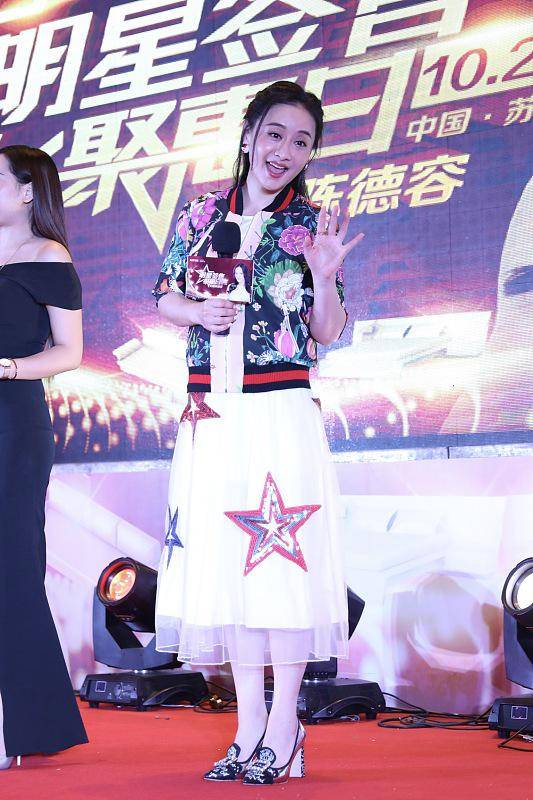 材质|奔五的陈德容近况曝光,真空穿西装配丸子头,说她30都有人信
