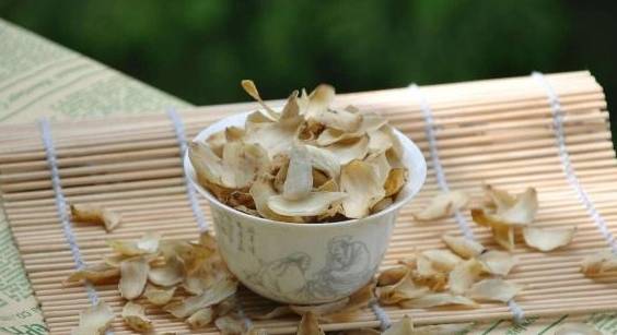 柠檬|女人若“不差钱”，多吃4种食物，排毒养颜，延缓衰老