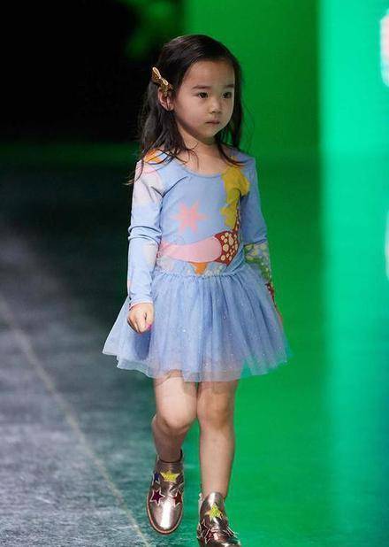 董璇|高云翔回来后，女儿小酒窝终于笑了，穿衣时髦连表情都丰富多彩