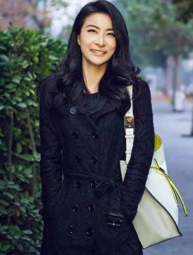 设计|霍启刚一家真幸福，俩儿女罕见曝光正面，郭晶晶陪伴穿搭大气温婉