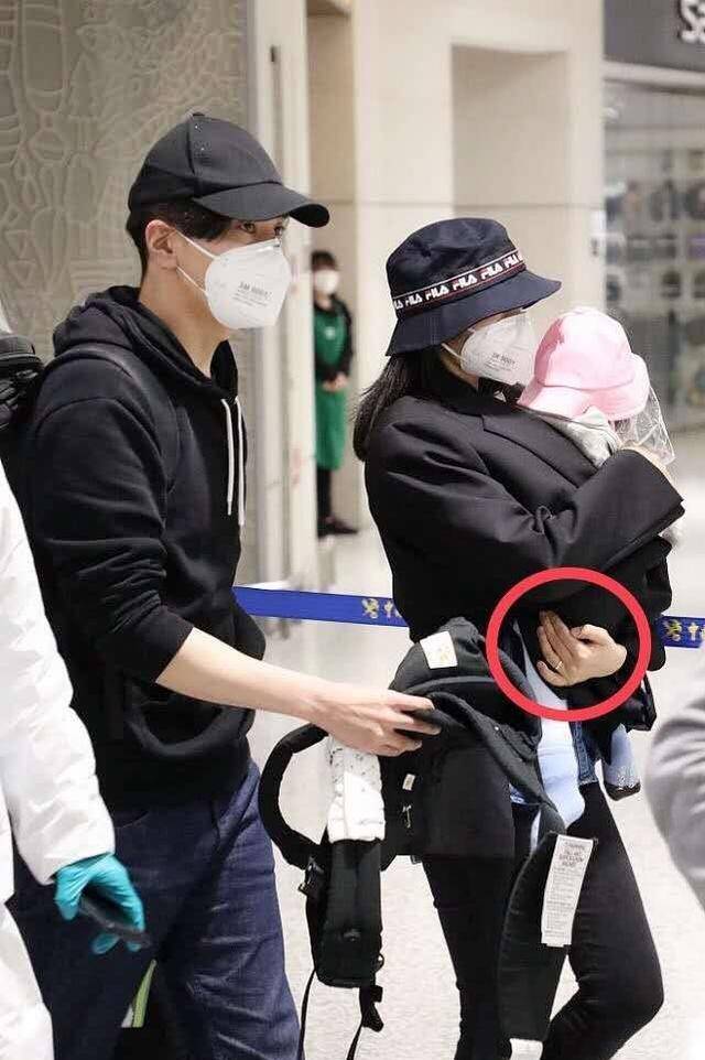 黑色|高圆圆一家现身机场,匆忙赶路紧抱女儿,女儿戴防护罩小脚太可爱