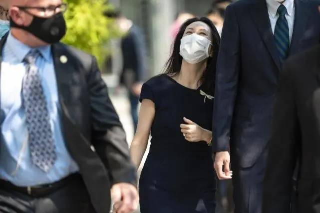 整体|孟晚舟罕见扎起头发！不穿10公分高跟鞋显腿粗，运动鞋造型好俏皮