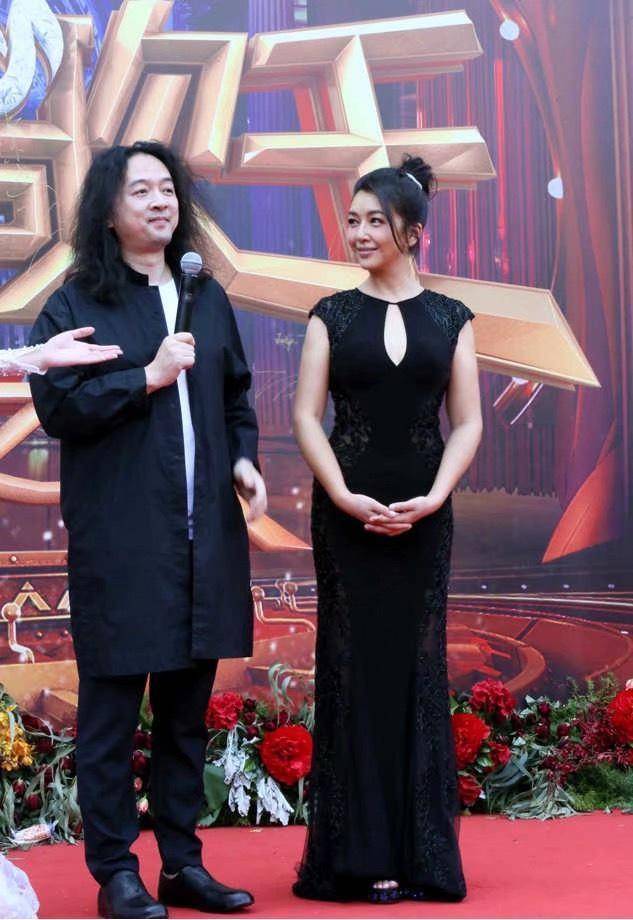 黑色|江珊不愧是风华绝代的美人,一袭黑色裹身长裙优雅高级,稳重大气