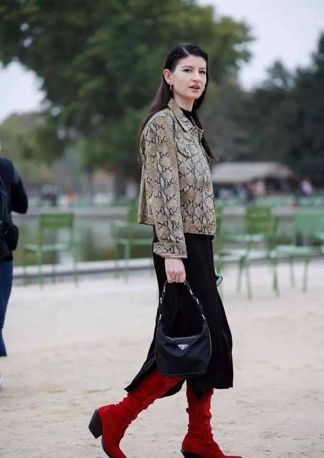 职场|长筒靴和半身裙的这套搭配会更加的职场化