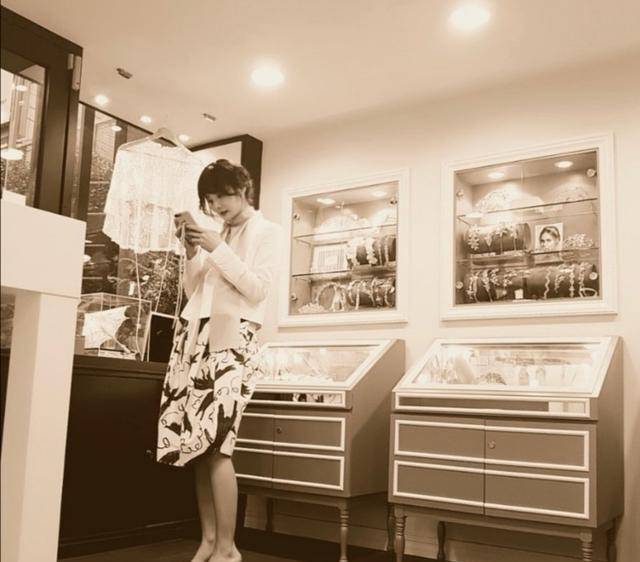 后首|41岁蔡琳单身后首晒母子照，跟儿子嬉戏，昔日辣妹穿衣变贤惠