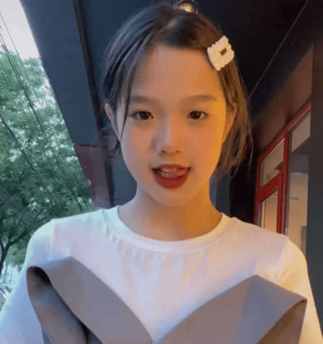 值得一提的是,11岁小考拉与13岁jaden张思捷这对靓丽姐妹花,是钟丽缇