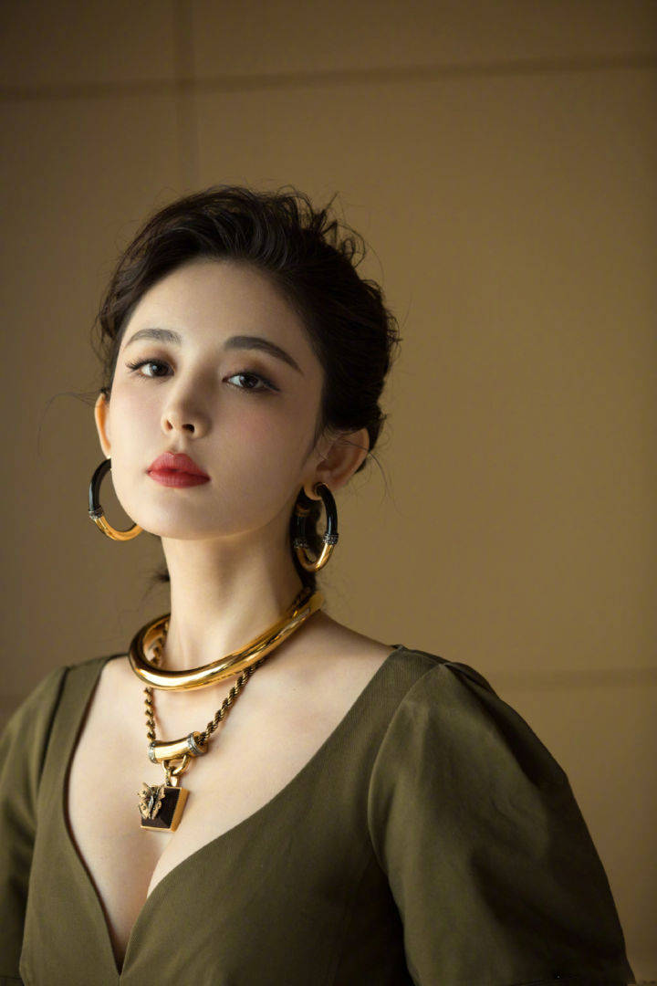 整体|古力娜扎不再低调了，穿墨绿色V领裙复古又优雅，A4腰线惹人惊艳