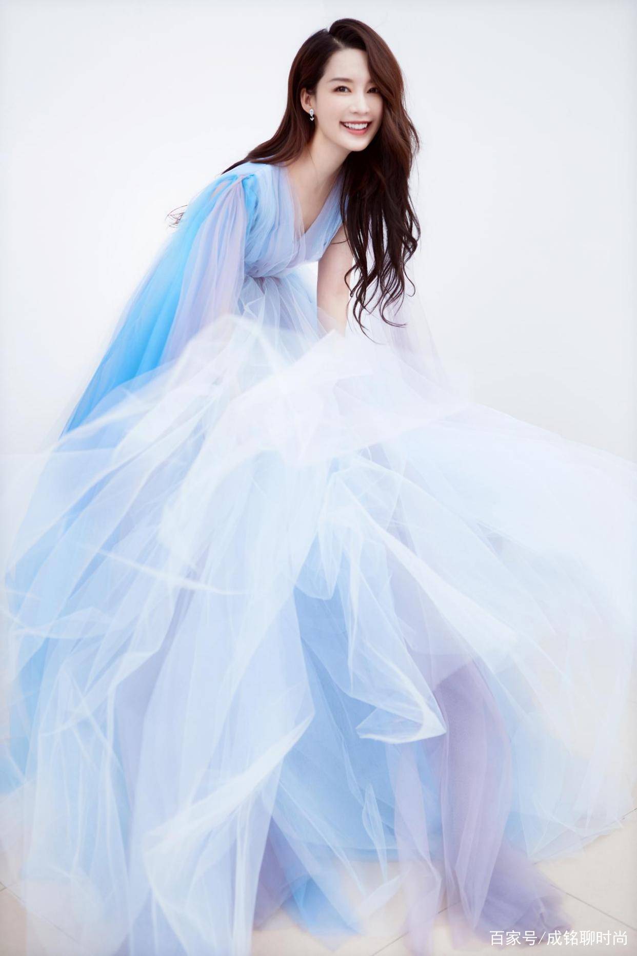 毛衣|李沁出游写真曝光！毛衣配牛仔裙时尚又减龄，化身秋日恬静少女