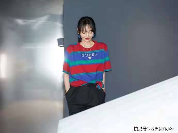 条纹|白百合示范洋气穿搭！彩虹衫+休闲裤配着这样穿，时髦减龄又舒适