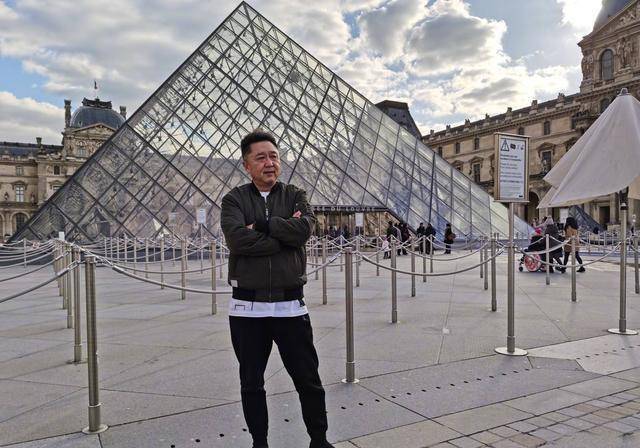 于谦|46岁吴京发福!穿斑马纹短裤像裹条裙子,掀T恤擦汗不及于谦儒雅