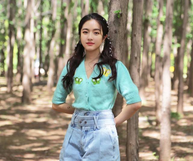初恋|双马尾的李兰迪很甜美，穿蓝绿色针织衫配高腰裤，简约不失初恋感