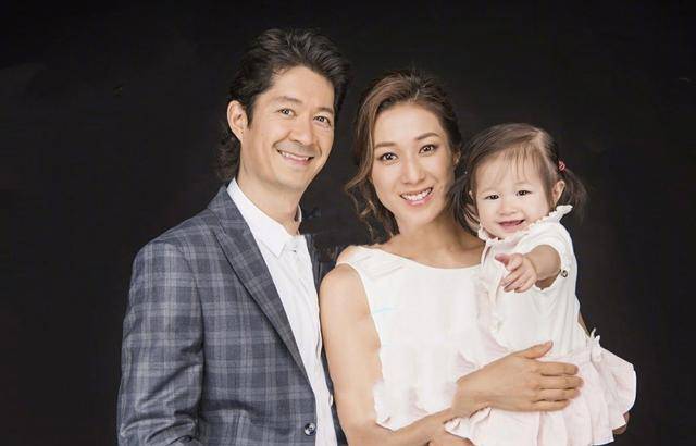 钟嘉欣|35岁钟嘉欣现身，穿风衣配长发，风衣“干半截湿半截”鞋子大一码