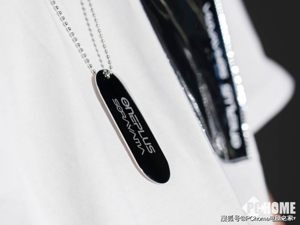 未来|一加9 Pro x 空山基闪银限定套装：未来感拉满