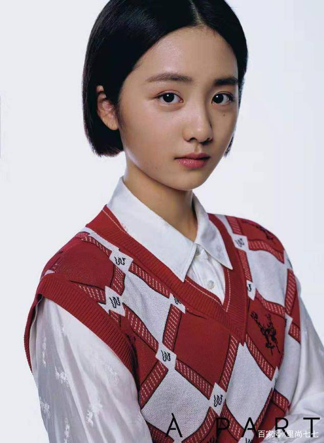 黑色|黄磊女儿也要出道了？黄多多时尚大片曝光，罕见接长发美到认不出