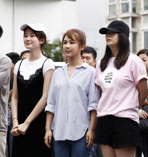 杨紫乔|杨紫乔欣蒋欣三美同框，衣服还原《欢乐颂》，网友：蒋欣发福了！