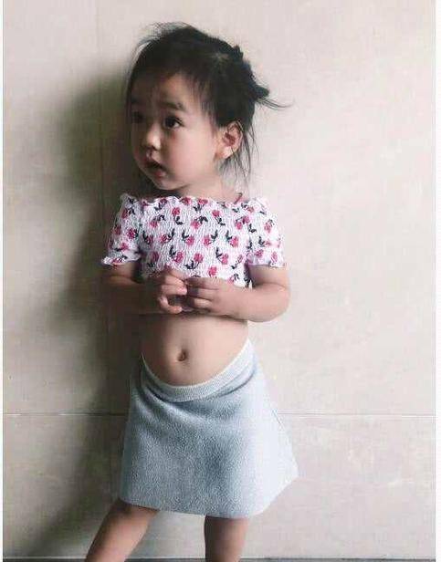 大腿|高云翔都回来了,女儿小酒窝“翻脸”不认爸!抱着董璇大腿不撒手