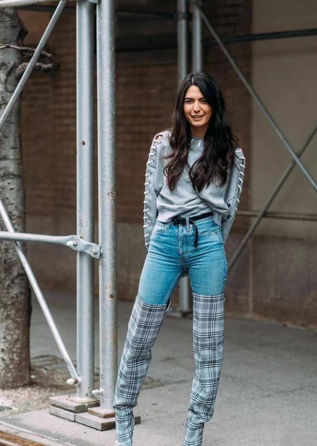 职场|长筒靴和半身裙的这套搭配会更加的职场化