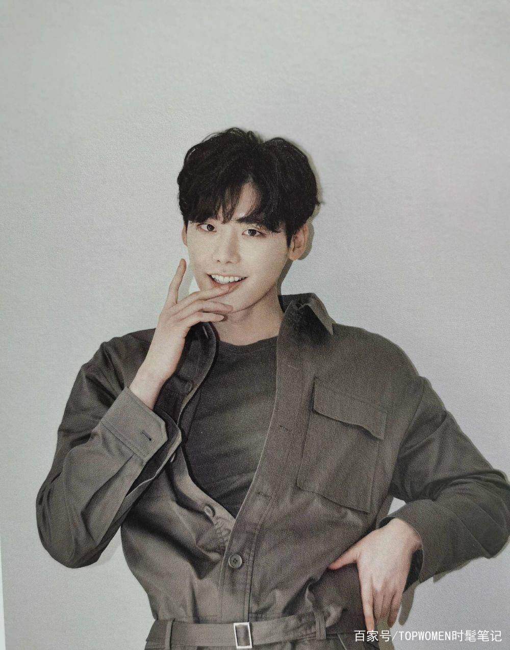 黑色|李钟硕退伍后首次亮相时尚大片,复古造型曝光,慵懒随意令人心动